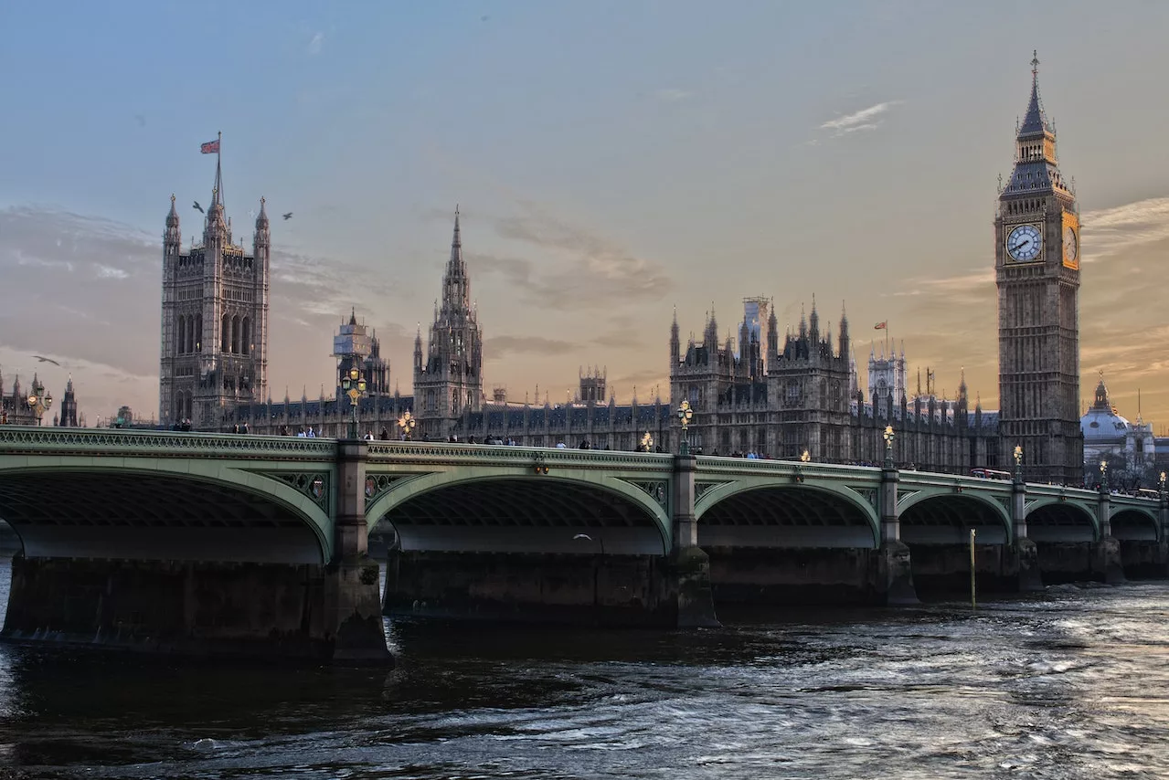 Savvy Explorations: What Every Traveller to London Must Know