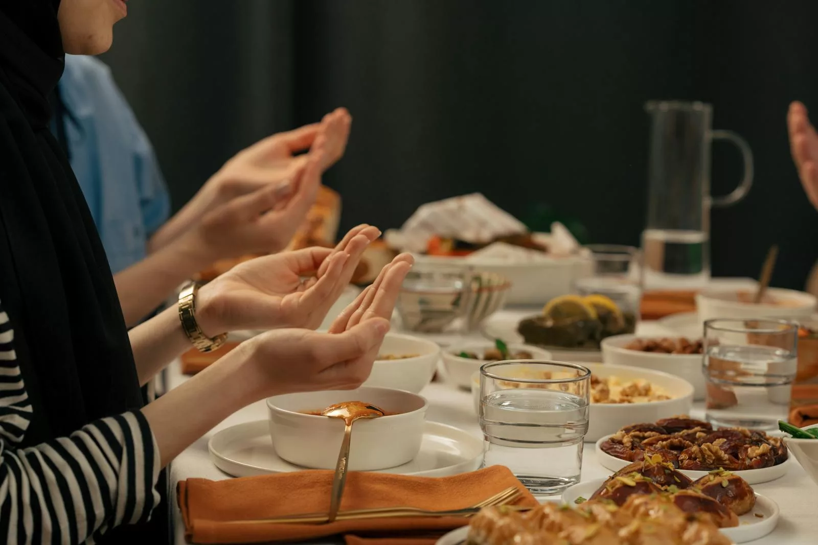 Elevate Your Iftaar Gatherings: Minibus Hire for a Hassle-Free Ramadan in Birmingham
