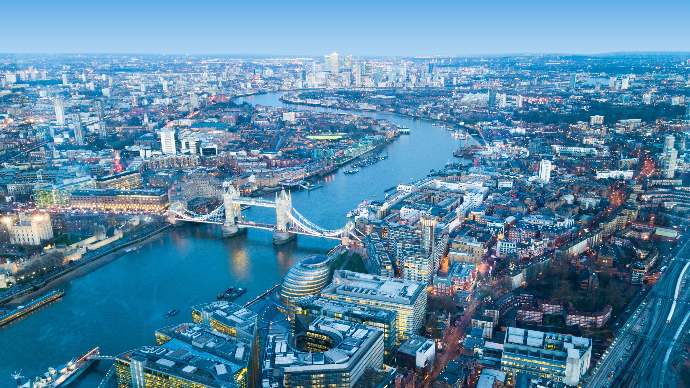 Why Travelling by Minibus Is the Best Way to Explore London and Beyond